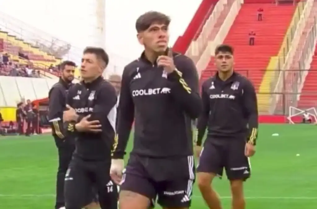 Tres jugadores de Colo-Colo se burlaron de los hinchas de Universidad Católica.