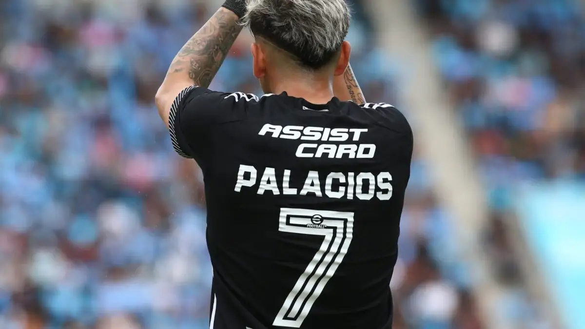 Carlos Palacios con la dorsal 7.
