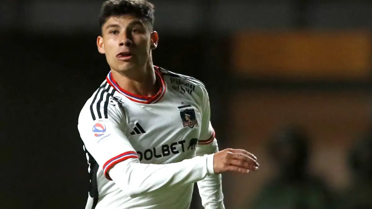 Alexander Oroz mirando el balón en un partido de Colo Colo.