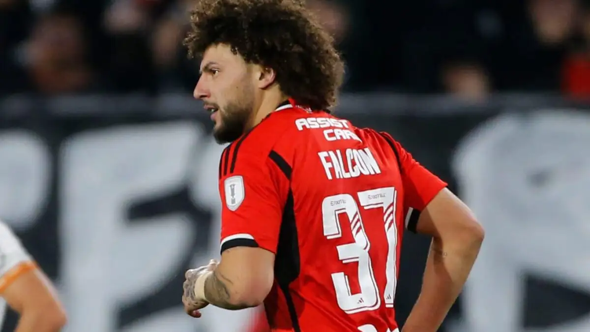 Maximiliano Falcón con la camiseta de Colo-Colo.