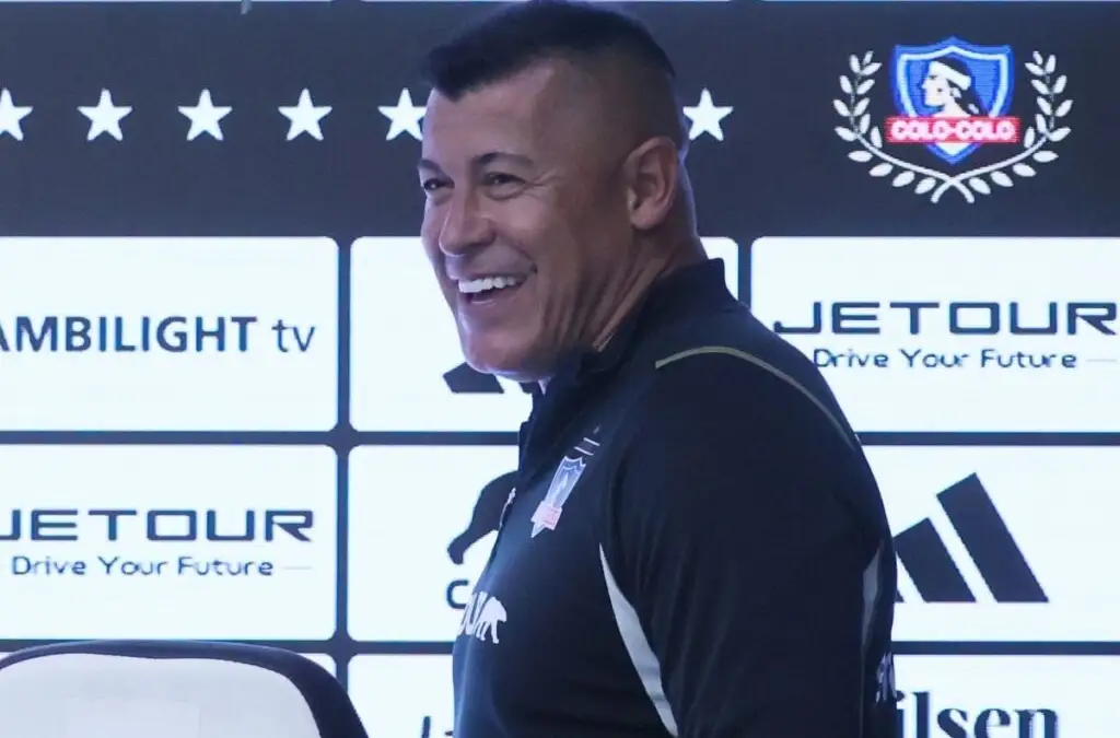 Jorge Almirón sonríe con los tres nuevos jugadores que se integrarán a su plantel.