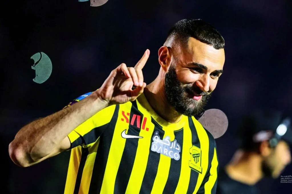 Karim Benzema con la camiseta del Al-Ittihad.