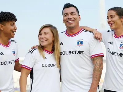 «¡Qué vergüenza!»: Hinchas de Colo-Colo destrozan la nueva camiseta para la temporada 2023 en Twitter