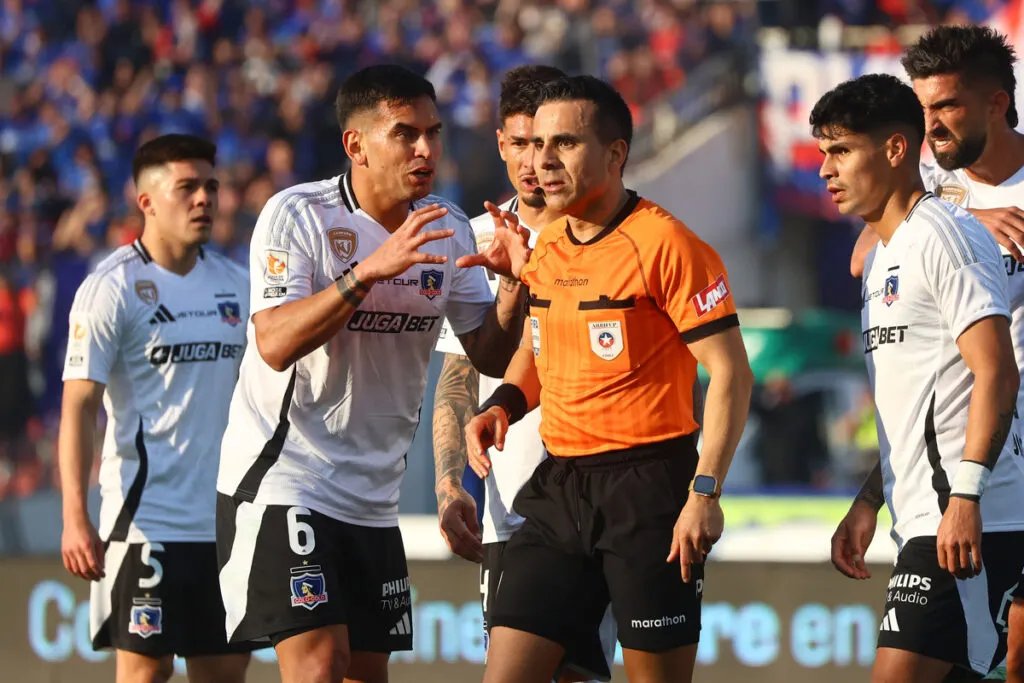 Jugadores de Colo-Colo reclamando un cobro penal a Piero Maza en el Superclásico ante Universidad de Chile.