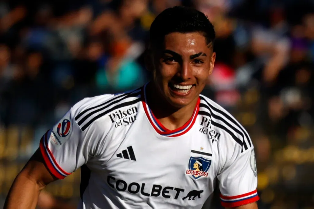 Jordhy Thompson sonriendo con la camiseta de Colo-Colo puesta.