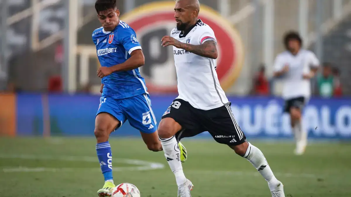 Futbol, Colo Colo vs Universidad de Chile El jugador de Colo Colo Arturo Vidal, derecha, disputa el balon con el defensa de Universidad de Chile durante el partido de primera division realizado en el estadio Monumental de Santiago, Chile. 10/03/2024 Dragomir Yankovic/Photosport Football, Colo Colo vs Universidad de Chile 4nd turn, 2024 National Championship. Colo ColoÕs player Arturo Vidal, right, vies for the ball against defense of Universidad de Chile during the first division match held at the Monumental stadium in Santiago, Chile. 10/03/2024 Dragomir Yankovic/Photosport