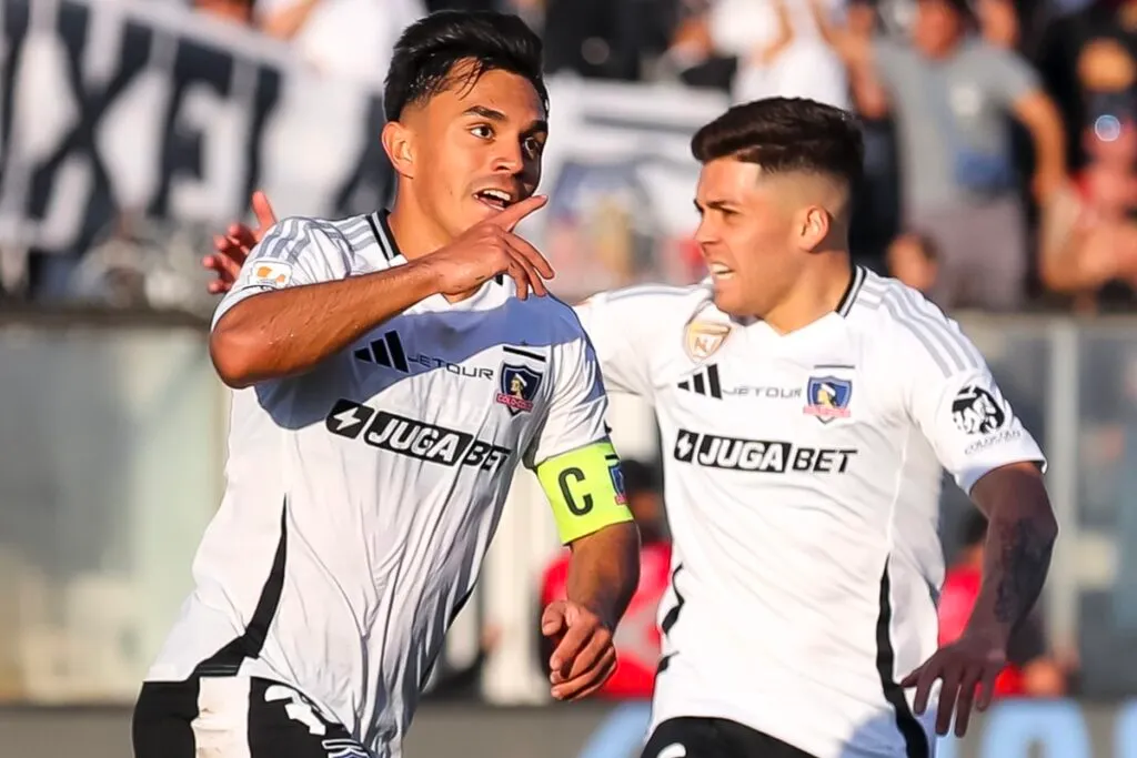 Vicente Pizarro y Víctor Méndez celebrando el triunfo de Colo-Colo sobre Deportes La Serena.