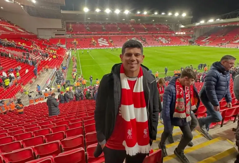 Esteban Pavez en el estadio del Liverpool