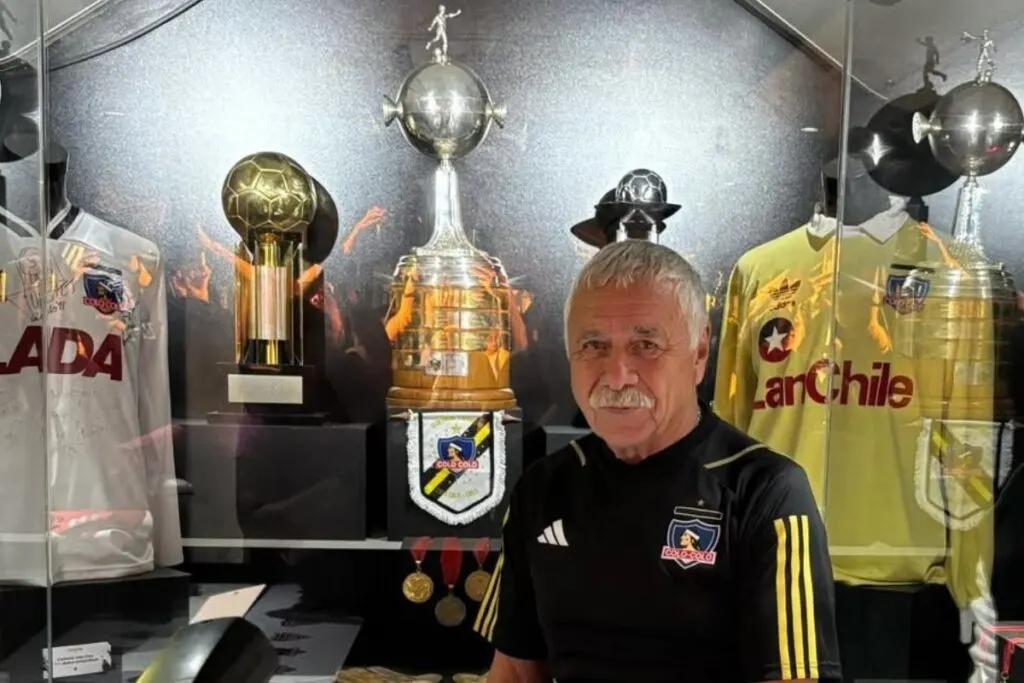 Carlos Caszely en el bus museo itinerante.
