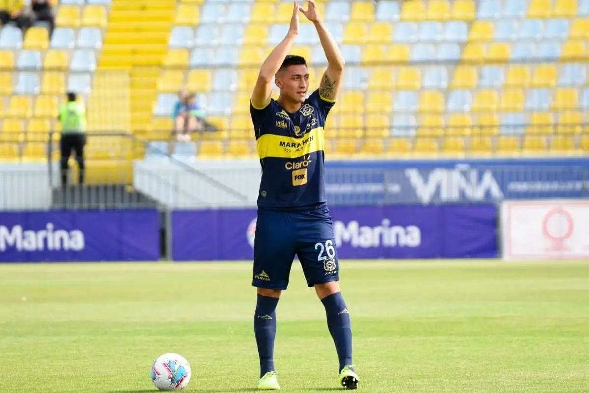 Sebastian Pereira con la camiseta de Everton de Viña del Mar.