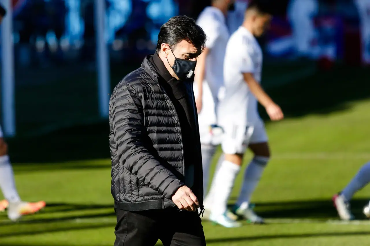 Futbol, Huachipato vs Colo Colo Fecha 8, campeonato Nacional 2021. El entrenador de Colo Colo Gustavo Quinteros es fotografiado durante el partido de primera division contra Huachipato disputado en el estadio Cap de Talcahuano, Chile. 23/05/2021 Pablo Hidalgo/Photosport Football, Huachipato vs Colo Colo Eighth date, 2021 National Championship. Colo Colo’s manager Gustavo Quinteros is photographed during the first division match against Huachipato held at the Cap stadium in Talcahuano, Chile. 23/05/2021 Pablo Hidalgo/Photosport