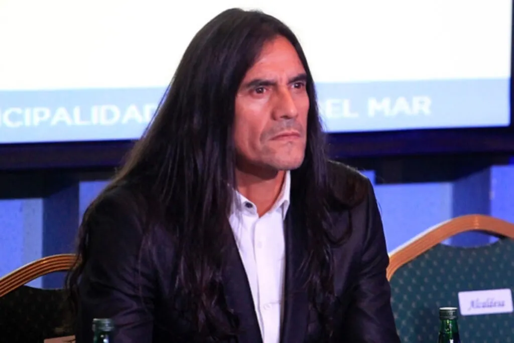 Gabriel Mendoza con cara de molestia