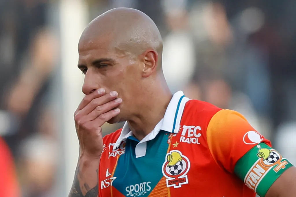 Alejandro Camargo se tapa la boca y se lamenta en pleno partido durante la temporada 2023 como capitán de Cobresal.