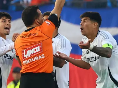 «Una locura»: Esteban Pavez critica el arbitraje tras su expulsión el duelo de Colo-Colo frente a la U