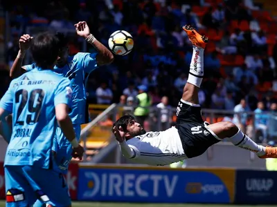 Ex Colo-Colo es multado por su club y no regalará más camisetas por insólito motivo