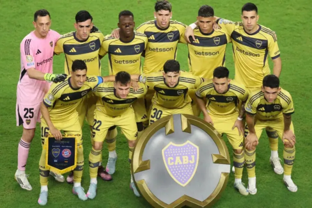 Jugadores de Boca Juniors posando para una foto oficial.