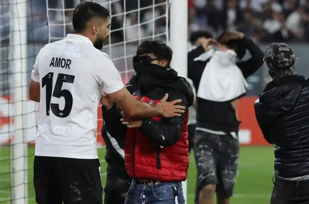 Cancelan duelo de Colo-Colo vs Fortaleza por invasión.