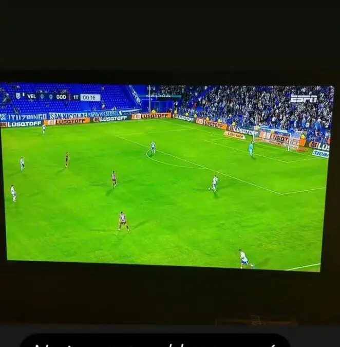 El volante albo no quiere abandonar a sus ex compañeros.