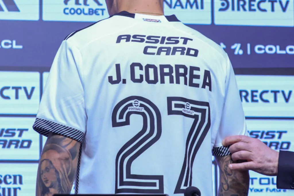 El jugador de Colo-Colo, Javier Correa, mostrando su dorsal