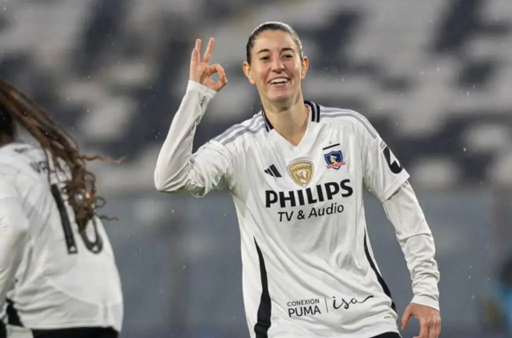 Rosario Balmaceda marcando con el Cacique en la goleada sobre Coquimbo Unido.