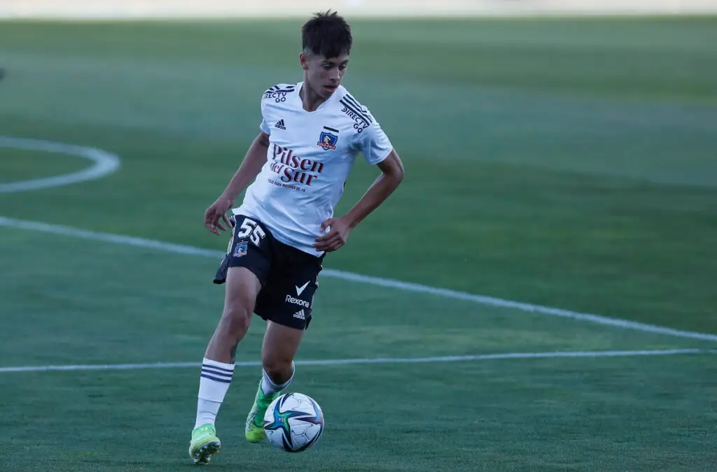Miguel Toledo con la camiseta de Colo-Colo.