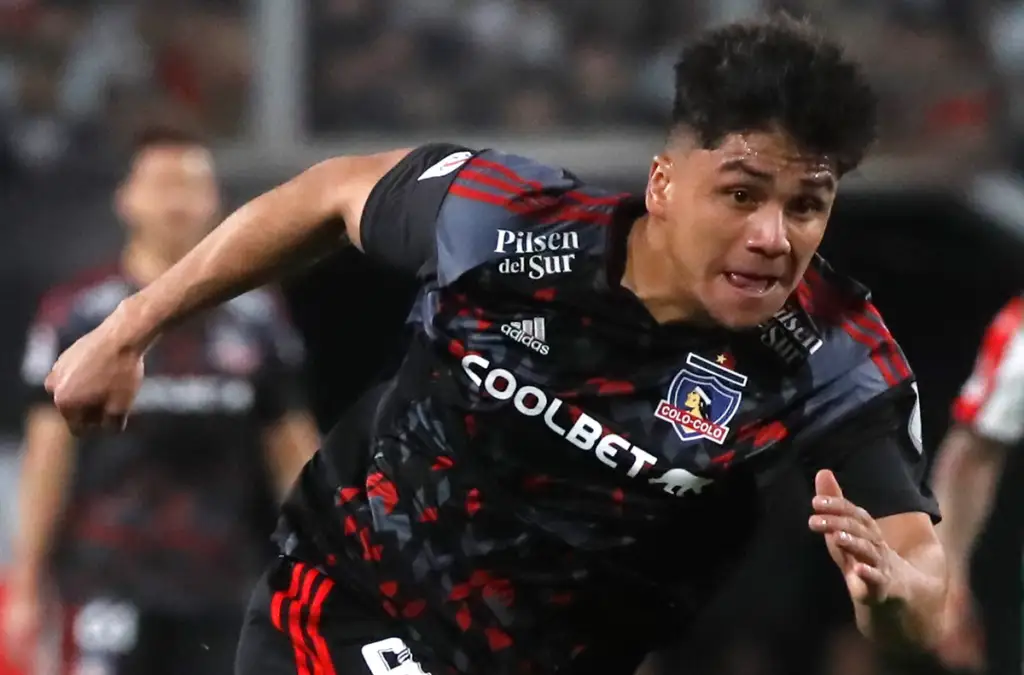 Juan Cristóbal Guarello descartó salida de Damián Pizarro de Colo-Colo.