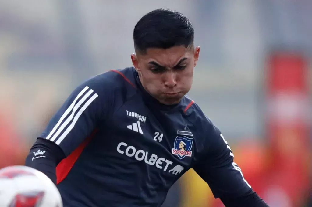 Primer plano a Jordhy Thompson mientras patea un balón con indumentaria de entrenamiento de Colo-Colo.