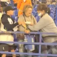 [VIDEO] Ex jugador de Colo-Colo regaló su camiseta y desató una lucha entre un niño y una mujer