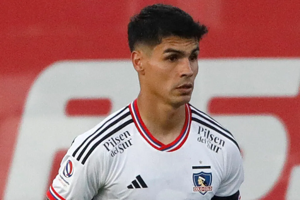 Erick Wiemberg con la camiseta de Colo-Colo.