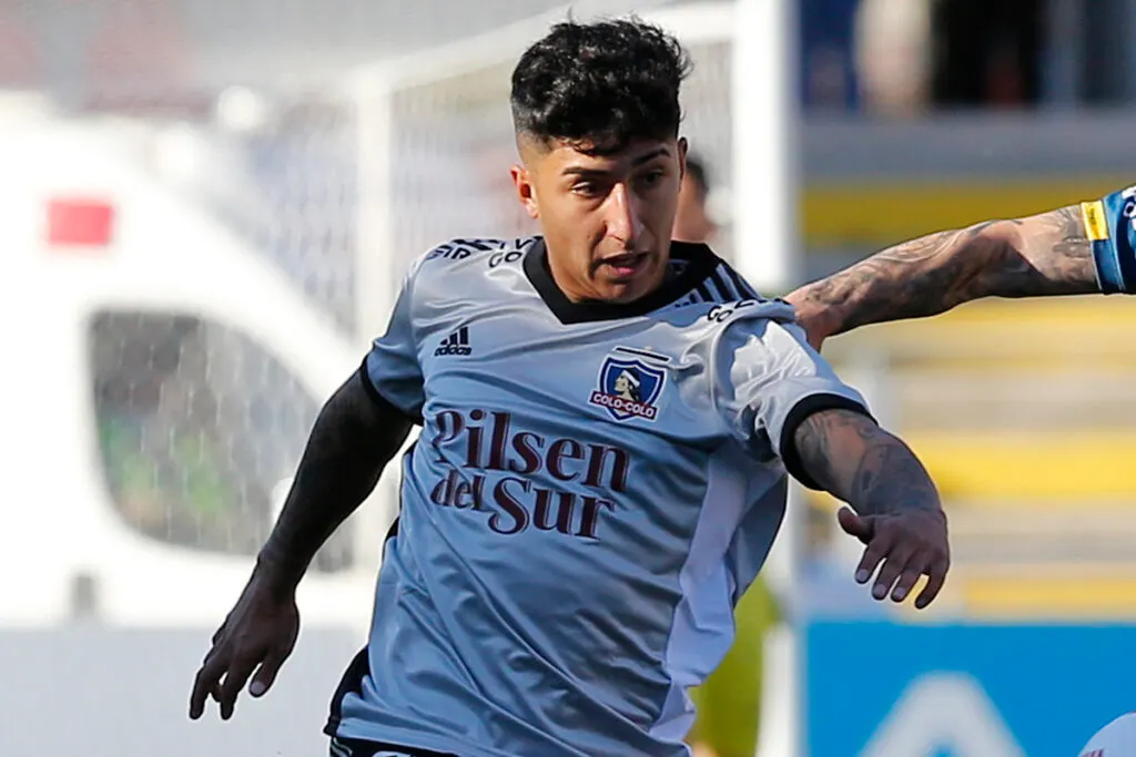 Bryan Soto con camiseta de Colo-Colo.