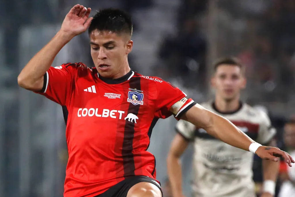 Matías Moya defendiendo la camiseta de Colo-Colo en un amistoso en el marco de la despedida de Esteban Paredes del fútbol profesional.