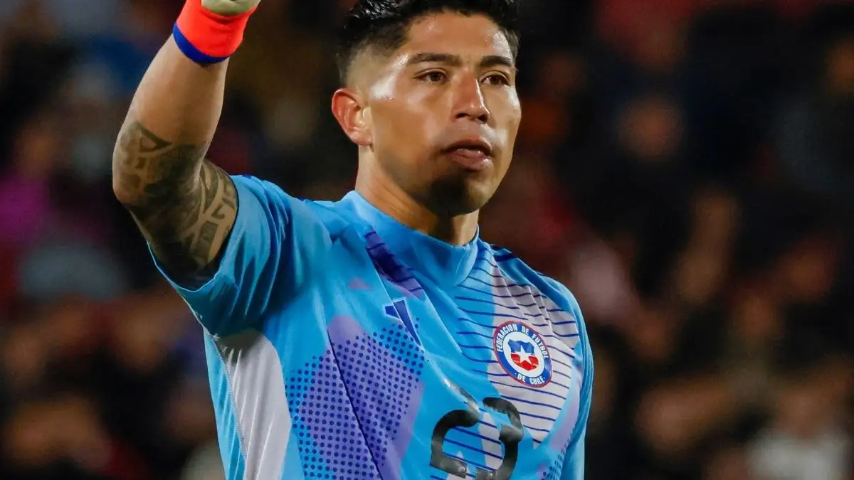 Un sector de Blanco y Negro sigue apostando por Claudio Bravo como opción para reemplazar a Brayan Cortés.