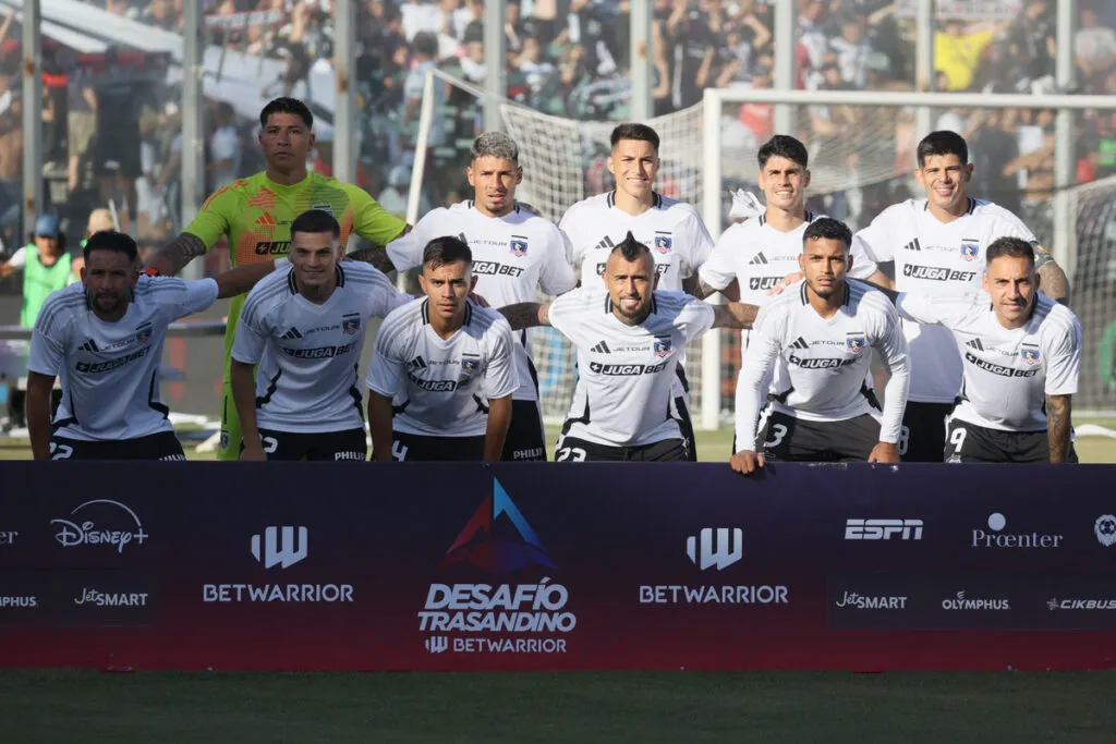 Jugadores de Colo-Colo formados para una foto oficial.