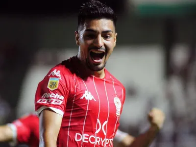 El mejor de la cancha: El emotivo gesto de los hinchas de Huracán con Williams Alarcón en duelo de chilenos