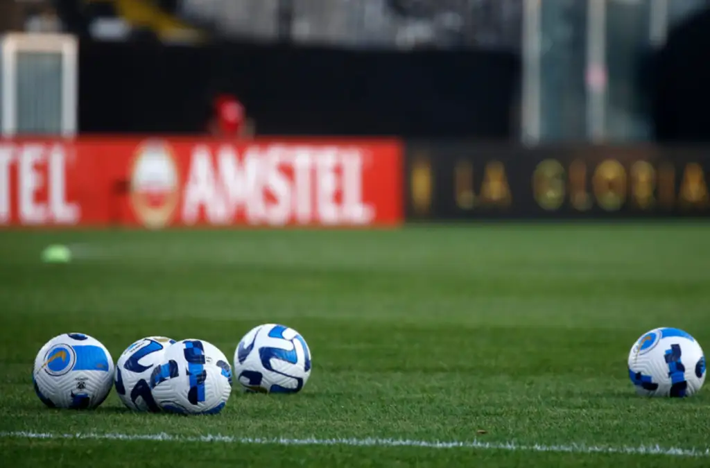 La cancha del Estadio Monumental no estaba en buenas condiciones.