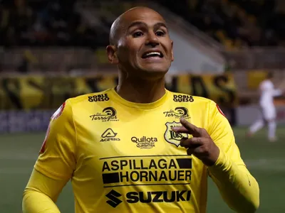 Superó a una leyenda de Colo-Colo: Humberto Suazo sigue escalando en la historia del fútbol chileno