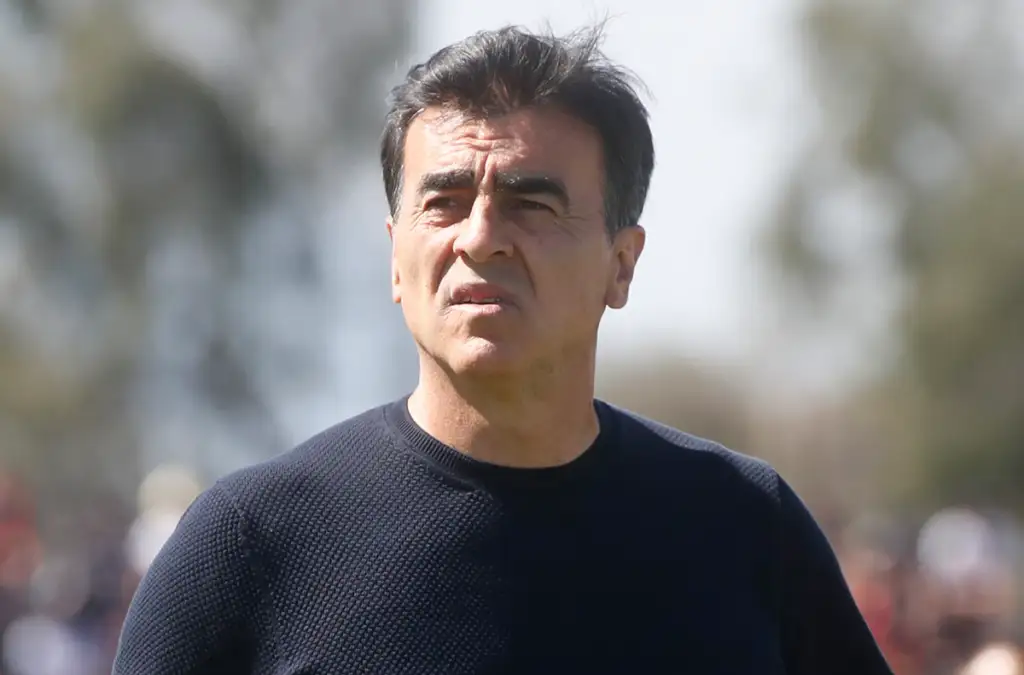 Juan Cristóbal Guarello le bajó el pulgar a Gustavo Quinteros para asumir en ‘La Roja’.