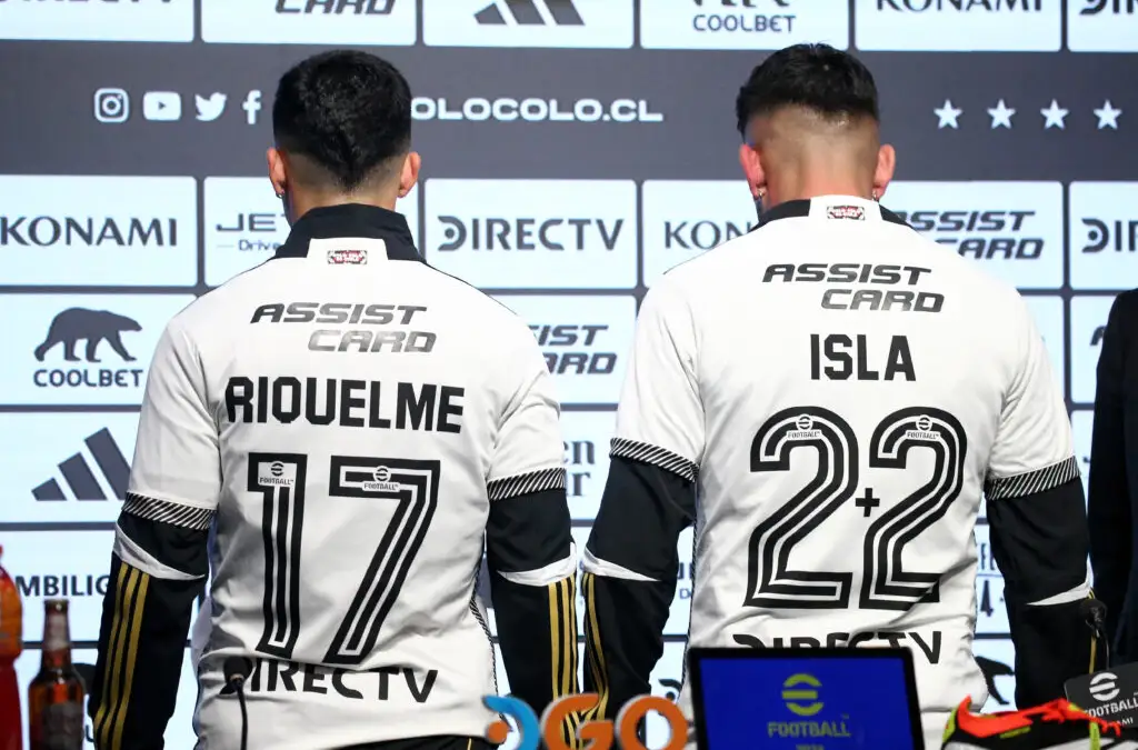 Mauricio Isla portando su nueva dorsal.