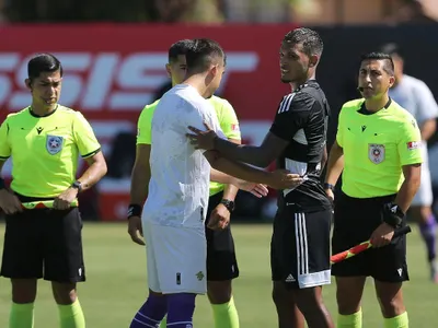 Se encienden las alarmas: Refuerzo de Colo-Colo abandona amistoso ante el SAU con molestias físicas