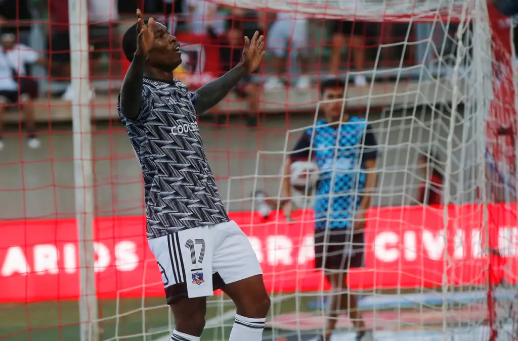 Fabián Castillo tuvo su debut con la camiseta de Colo-Colo y de inmediato anotó un gol.