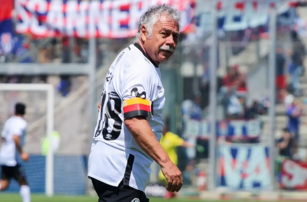 Carlos Caszely durante un partido de Colo-Colo vs Universidad de Chile