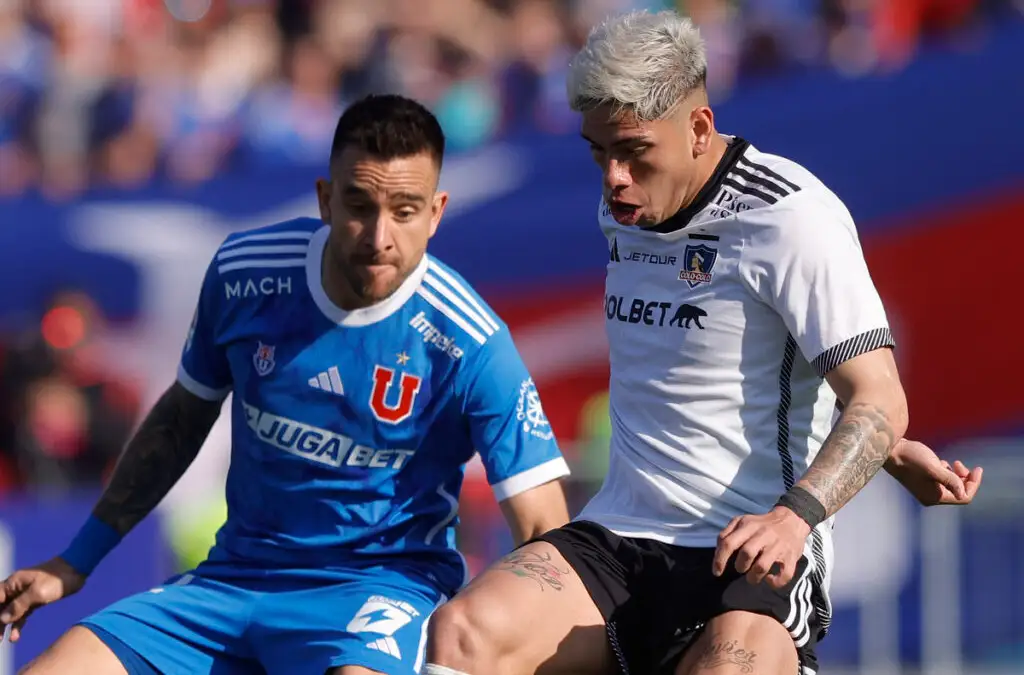 Colo-Colo y Universidad de Chile pelean palmo a palmo por el título del Campeonato Nacional.