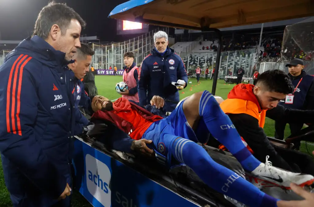 Arturo Vidal salió lesionado del partido entre ‘La Roja’ y la Selección de Colombia.
