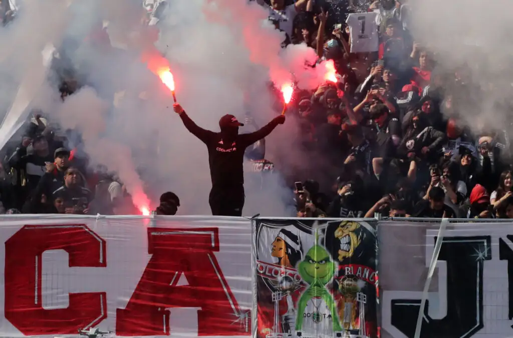 Nueva acusación sacude a los hinchas de Colo-Colo.