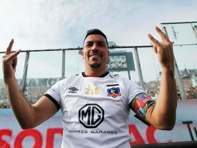 Esteban Paredes sorprende al aparecer en la Garra Blanca durante duelo de Colo-Colo y la UC