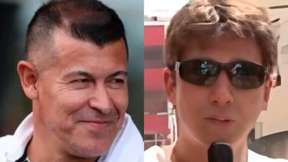 Primer plano al rostro sonriente de Jorge Almirón, técnico de Colo-Colo durante la temporada 2024, mientras que a mano derecha aparece el polémico astrólogo Giorgio Armas con lentes de sol y hablando con un micrófono.