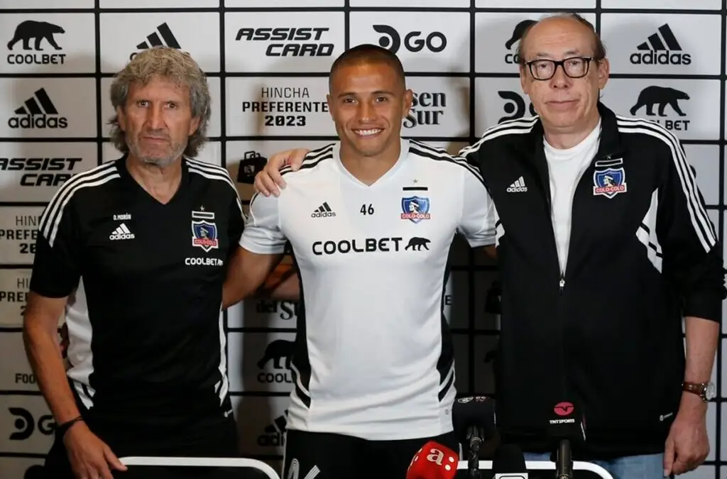 Leandro Benegas posa con la camiseta de Colo-Colo.