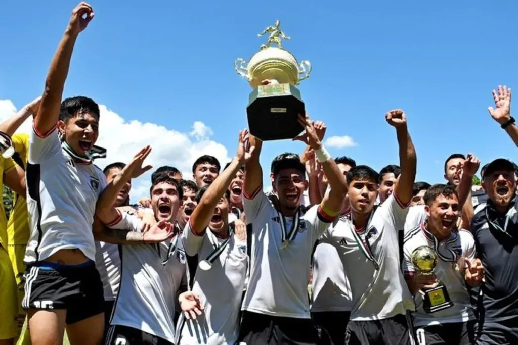 Colo-Colo Proyección celebrando la obtención de la Copa Xerém en Brasil.