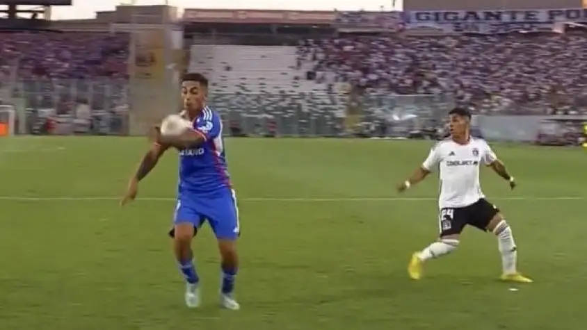 Momento de la supuesta mano de Jonthan Andía.