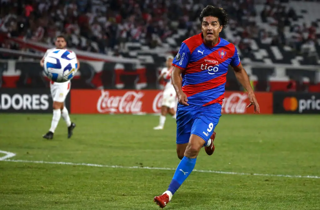 Marcelo Moreno Martins rescindió su contrato con Cerro Porteño y desde Bolivia aseguran que Colo-Colo volvería a la carga por el delantero.